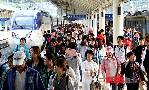 【여수=뉴시스】안현주 기자 = 2012 여수세계박람회(EXPO 2012 YEOSU KOREA)가 개장한 12일 오전 전남 여수시 덕충동 박람회장 앞 여수엑스포역 플랫폼에서 서울 용산역발 KTX열차 승객들이 하차하고 있다. ahj@newsis.com