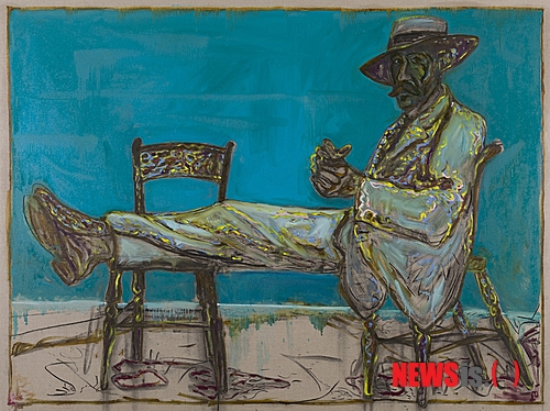 【서울=뉴시스】유상우 기자 = 화가이자 시인, 소설가, 작곡가로 활동하는 영국의 빌리 차일디시(53)가 한국을 찾았다. 서울 사간동 갤러리현대에서 개인전을 연다.&nbsp; 그림은 물론 그동안 100여 장의 음반을 발표한 펑크 뮤지션인 차일디시는 시집 40여 권과 소설 5권을 냈다. 또 한 권의 소설 출간을 계획하고 있다. 말 그대로 '전방위 아티스트'다.&nbsp; 그러나 자신은 "천성이 그림을 그리는 사람"이라고 강조했다. "글과 시는 관심 분야일 뿐"이다. 그림은 두 살 때부터 그렸다. "14세 때까지 읽거나 글을 쓰는 교육을 받지 않았다. 17세 때 음악을 시작했다"고 밝혔다. 시인과 소설가이기도 한 그는 아이러니하게도 난독증이 있다.&nbsp; 다양한 영역을 넘나들지만 어느 한 부분에서 인정받는 것은 원치 않는다. 모든 작업에는 조화가 있어야한다는 판단이다.&nbsp; 화가로서 그는 소설가나 역사 속 유명인의 삶을 화폭에 담는다. 그들의 삶은 작가의 자화상이기도 하다.&nbsp; 전시장에는 시인 이상(1910~1937)과 소설가 이광수(1892~1950)를 그린 작품도 걸렸다. 한국 전시 초대를 받은 뒤 인터넷을 통해 한국사람들과 공감할 수 있는 작가를 찾은 결과 두 명을 선택한 것이다. 이광수의 소설 '무정'이란 작품도 알아냈다. "한국국민에게 '안녕하세요'라고 인사하는 의미에서 둘을 그리게 됐다"고 설명했다. 이들이 자신에게 영감을 주지 않았다면 그림을 그리지 않았을 것이라고 부연했다.&nbsp; 작품은 표현적인 측면에서 뭉크와 고흐의 화풍을 연상케 한다. "뭉크와 고흐는 서양미술사의 최고봉이다. 기법이 비슷하다는 소리를 가끔 듣는다"고 일정부분 인정했다.&nbsp; 화려한 원색 계열을 사용한다. 붓 터치는 거칠지만 시원시원하다. 색채 선정은 "정형화돼 있지 않다. 즉흥적"이라고 한다. 이는 성격과도 무관치 않다.&nbsp; 차일디시는 런던예술대 센트럴 세인트 마틴 컬리지에서 입학 2년 만에 퇴학당했다. 제도권 미술교육을 반대하며 갤러리나 전시회에 가는 것을 거부한 탓이다. 17세 때 펑크 로커로 활동하며 다다이즘의 영향을 받았다.&nbsp; 1999년에는 동료 화가 찰스 톰슨과 함께 구상미술을 장려하고 개념미술에 저항하는 '스터키즘'이라는 국제예술운동을 창안했지만 2년만에 결별했다. 차일디시는 태생적으로 반체제적 성향이다.&nbsp; 이번 전시 제목은 '기이한 용기'다. 젊었을 때 쓴 시에서 따왔다. "무관심 속에서 어떠한 일을 이루기 위해 무언가를 한다는 것은 기이한 용기를 필요로 한다. 다른 모든 이들이 내가 잘못된 길로 가고 있다고 할 때 나만의 별을 쫓는 것이 내 인생의 여정이었다"고 강조했다. 전시는 6월3일까지다. 02-2287-3500&nbsp; swryu@newsis.com