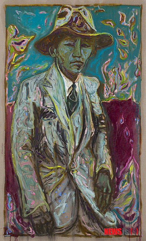 【서울=뉴시스】유상우 기자 = 화가이자 시인, 소설가, 작곡가로 활동하는 영국의 빌리 차일디시(53)가 한국을 찾았다. 서울 사간동 갤러리현대에서 개인전을 연다.&nbsp; 그림은 물론 그동안 100여 장의 음반을 발표한 펑크 뮤지션인 차일디시는 시집 40여 권과 소설 5권을 냈다. 또 한 권의 소설 출간을 계획하고 있다. 말 그대로 '전방위 아티스트'다.&nbsp; 그러나 자신은 "천성이 그림을 그리는 사람"이라고 강조했다. "글과 시는 관심 분야일 뿐"이다. 그림은 두 살 때부터 그렸다. "14세 때까지 읽거나 글을 쓰는 교육을 받지 않았다. 17세 때 음악을 시작했다"고 밝혔다. 시인과 소설가이기도 한 그는 아이러니하게도 난독증이 있다.&nbsp; 다양한 영역을 넘나들지만 어느 한 부분에서 인정받는 것은 원치 않는다. 모든 작업에는 조화가 있어야한다는 판단이다.&nbsp; 화가로서 그는 소설가나 역사 속 유명인의 삶을 화폭에 담는다. 그들의 삶은 작가의 자화상이기도 하다.&nbsp; 전시장에는 시인 이상(1910~1937)과 소설가 이광수(1892~1950)를 그린 작품도 걸렸다. 한국 전시 초대를 받은 뒤 인터넷을 통해 한국사람들과 공감할 수 있는 작가를 찾은 결과 두 명을 선택한 것이다. 이광수의 소설 '무정'이란 작품도 알아냈다. "한국국민에게 '안녕하세요'라고 인사하는 의미에서 둘을 그리게 됐다"고 설명했다. 이들이 자신에게 영감을 주지 않았다면 그림을 그리지 않았을 것이라고 부연했다.&nbsp; 작품은 표현적인 측면에서 뭉크와 고흐의 화풍을 연상케 한다. "뭉크와 고흐는 서양미술사의 최고봉이다. 기법이 비슷하다는 소리를 가끔 듣는다"고 일정부분 인정했다.&nbsp; 화려한 원색 계열을 사용한다. 붓 터치는 거칠지만 시원시원하다. 색채 선정은 "정형화돼 있지 않다. 즉흥적"이라고 한다. 이는 성격과도 무관치 않다.&nbsp; 차일디시는 런던예술대 센트럴 세인트 마틴 컬리지에서 입학 2년 만에 퇴학당했다. 제도권 미술교육을 반대하며 갤러리나 전시회에 가는 것을 거부한 탓이다. 17세 때 펑크 로커로 활동하며 다다이즘의 영향을 받았다.&nbsp; 1999년에는 동료 화가 찰스 톰슨과 함께 구상미술을 장려하고 개념미술에 저항하는 '스터키즘'이라는 국제예술운동을 창안했지만 2년만에 결별했다. 차일디시는 태생적으로 반체제적 성향이다.&nbsp; 이번 전시 제목은 '기이한 용기'다. 젊었을 때 쓴 시에서 따왔다. "무관심 속에서 어떠한 일을 이루기 위해 무언가를 한다는 것은 기이한 용기를 필요로 한다. 다른 모든 이들이 내가 잘못된 길로 가고 있다고 할 때 나만의 별을 쫓는 것이 내 인생의 여정이었다"고 강조했다. 전시는 6월3일까지다. 02-2287-3500&nbsp; swryu@newsis.com