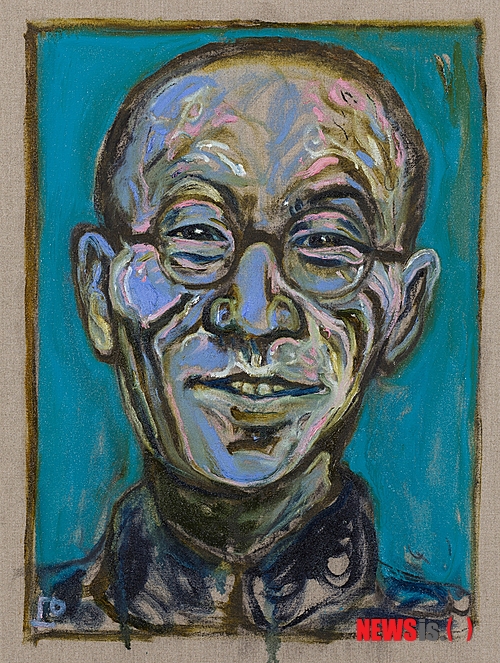 【서울=뉴시스】유상우 기자 = 화가이자 시인, 소설가, 작곡가로 활동하는 영국의 빌리 차일디시(53)가 한국을 찾았다. 서울 사간동 갤러리현대에서 개인전을 연다.&nbsp; 그림은 물론 그동안 100여 장의 음반을 발표한 펑크 뮤지션인 차일디시는 시집 40여 권과 소설 5권을 냈다. 또 한 권의 소설 출간을 계획하고 있다. 말 그대로 '전방위 아티스트'다.&nbsp; 그러나 자신은 "천성이 그림을 그리는 사람"이라고 강조했다. "글과 시는 관심 분야일 뿐"이다. 그림은 두 살 때부터 그렸다. "14세 때까지 읽거나 글을 쓰는 교육을 받지 않았다. 17세 때 음악을 시작했다"고 밝혔다. 시인과 소설가이기도 한 그는 아이러니하게도 난독증이 있다.&nbsp; 다양한 영역을 넘나들지만 어느 한 부분에서 인정받는 것은 원치 않는다. 모든 작업에는 조화가 있어야한다는 판단이다.&nbsp; 화가로서 그는 소설가나 역사 속 유명인의 삶을 화폭에 담는다. 그들의 삶은 작가의 자화상이기도 하다.&nbsp; 전시장에는 시인 이상(1910~1937)과 소설가 이광수(1892~1950)를 그린 작품도 걸렸다. 한국 전시 초대를 받은 뒤 인터넷을 통해 한국사람들과 공감할 수 있는 작가를 찾은 결과 두 명을 선택한 것이다. 이광수의 소설 '무정'이란 작품도 알아냈다. "한국국민에게 '안녕하세요'라고 인사하는 의미에서 둘을 그리게 됐다"고 설명했다. 이들이 자신에게 영감을 주지 않았다면 그림을 그리지 않았을 것이라고 부연했다.&nbsp; 작품은 표현적인 측면에서 뭉크와 고흐의 화풍을 연상케 한다. "뭉크와 고흐는 서양미술사의 최고봉이다. 기법이 비슷하다는 소리를 가끔 듣는다"고 일정부분 인정했다.&nbsp; 화려한 원색 계열을 사용한다. 붓 터치는 거칠지만 시원시원하다. 색채 선정은 "정형화돼 있지 않다. 즉흥적"이라고 한다. 이는 성격과도 무관치 않다.&nbsp; 차일디시는 런던예술대 센트럴 세인트 마틴 컬리지에서 입학 2년 만에 퇴학당했다. 제도권 미술교육을 반대하며 갤러리나 전시회에 가는 것을 거부한 탓이다. 17세 때 펑크 로커로 활동하며 다다이즘의 영향을 받았다.&nbsp; 1999년에는 동료 화가 찰스 톰슨과 함께 구상미술을 장려하고 개념미술에 저항하는 '스터키즘'이라는 국제예술운동을 창안했지만 2년만에 결별했다. 차일디시는 태생적으로 반체제적 성향이다.&nbsp; 이번 전시 제목은 '기이한 용기'다. 젊었을 때 쓴 시에서 따왔다. "무관심 속에서 어떠한 일을 이루기 위해 무언가를 한다는 것은 기이한 용기를 필요로 한다. 다른 모든 이들이 내가 잘못된 길로 가고 있다고 할 때 나만의 별을 쫓는 것이 내 인생의 여정이었다"고 강조했다. 전시는 6월3일까지다. 02-2287-3500&nbsp; swryu@newsis.com