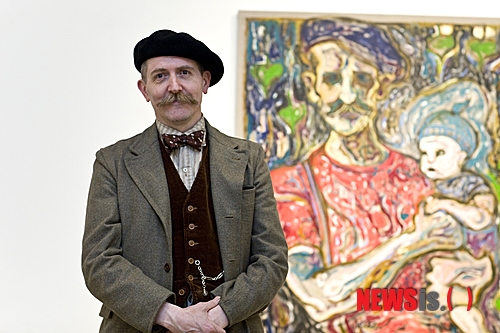 【서울=뉴시스】유상우 기자 = 화가이자 시인, 소설가, 작곡가로 활동하는 영국의 빌리 차일디시(53)가 한국을 찾았다. 서울 사간동 갤러리현대에서 개인전을 연다.&nbsp; 그림은 물론 그동안 100여 장의 음반을 발표한 펑크 뮤지션인 차일디시는 시집 40여 권과 소설 5권을 냈다. 또 한 권의 소설 출간을 계획하고 있다. 말 그대로 '전방위 아티스트'다.&nbsp; 그러나 자신은 "천성이 그림을 그리는 사람"이라고 강조했다. "글과 시는 관심 분야일 뿐"이다. 그림은 두 살 때부터 그렸다. "14세 때까지 읽거나 글을 쓰는 교육을 받지 않았다. 17세 때 음악을 시작했다"고 밝혔다. 시인과 소설가이기도 한 그는 아이러니하게도 난독증이 있다.&nbsp; 다양한 영역을 넘나들지만 어느 한 부분에서 인정받는 것은 원치 않는다. 모든 작업에는 조화가 있어야한다는 판단이다.&nbsp; 화가로서 그는 소설가나 역사 속 유명인의 삶을 화폭에 담는다. 그들의 삶은 작가의 자화상이기도 하다.&nbsp; 전시장에는 시인 이상(1910~1937)과 소설가 이광수(1892~1950)를 그린 작품도 걸렸다. 한국 전시 초대를 받은 뒤 인터넷을 통해 한국사람들과 공감할 수 있는 작가를 찾은 결과 두 명을 선택한 것이다. 이광수의 소설 '무정'이란 작품도 알아냈다. "한국국민에게 '안녕하세요'라고 인사하는 의미에서 둘을 그리게 됐다"고 설명했다. 이들이 자신에게 영감을 주지 않았다면 그림을 그리지 않았을 것이라고 부연했다.&nbsp; 작품은 표현적인 측면에서 뭉크와 고흐의 화풍을 연상케 한다. "뭉크와 고흐는 서양미술사의 최고봉이다. 기법이 비슷하다는 소리를 가끔 듣는다"고 일정부분 인정했다.&nbsp; 화려한 원색 계열을 사용한다. 붓 터치는 거칠지만 시원시원하다. 색채 선정은 "정형화돼 있지 않다. 즉흥적"이라고 한다. 이는 성격과도 무관치 않다.&nbsp; 차일디시는 런던예술대 센트럴 세인트 마틴 컬리지에서 입학 2년 만에 퇴학당했다. 제도권 미술교육을 반대하며 갤러리나 전시회에 가는 것을 거부한 탓이다. 17세 때 펑크 로커로 활동하며 다다이즘의 영향을 받았다.&nbsp; 1999년에는 동료 화가 찰스 톰슨과 함께 구상미술을 장려하고 개념미술에 저항하는 '스터키즘'이라는 국제예술운동을 창안했지만 2년만에 결별했다. 차일디시는 태생적으로 반체제적 성향이다.&nbsp; 이번 전시 제목은 '기이한 용기'다. 젊었을 때 쓴 시에서 따왔다. "무관심 속에서 어떠한 일을 이루기 위해 무언가를 한다는 것은 기이한 용기를 필요로 한다. 다른 모든 이들이 내가 잘못된 길로 가고 있다고 할 때 나만의 별을 쫓는 것이 내 인생의 여정이었다"고 강조했다. 전시는 6월3일까지다. 02-2287-3500&nbsp; swryu@newsis.com