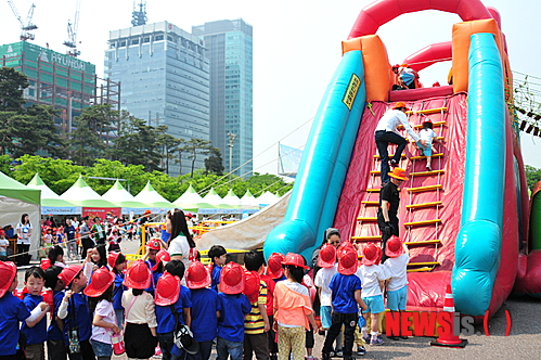 【서울=뉴시스】강진형 기자 = 은평소방서(서장 장인수)는 지난 10일에서 12일 3일간 서울 영등포구 여의도공원에서 열린 어린이들의 조기 안전교육을 위한 2012 세이프 서울(Safe Seoul) 한마당에서 “위기탈출체험 에어바운스” 코너와 “게임을 통한 만화 캐릭터 스템프 찍기 놀이 이벤트”를 진행했다. (사진=은평소방서 제공) photo@newsis.com