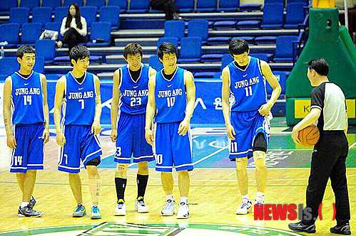 【서울=뉴시스】부산중앙고 농구부가 선수 6명으로 대한농구협회장기 대회 준우승을 차지해 잔잔한 감동을 주고 있다. 사진은 12일 용산고와 결승전에서의 모습. (사진 = 윤희곤 프리랜서기자 big450@naver.com 제공) 