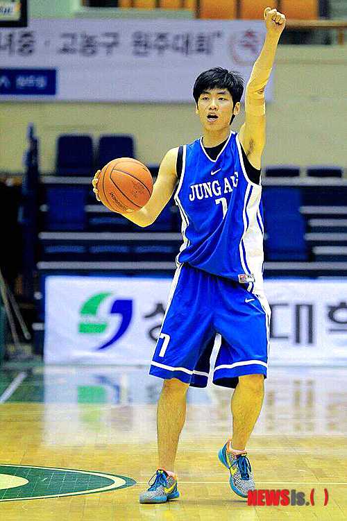 【서울=뉴시스】부산중앙고 농구부가 선수 6명으로 대한농구협회장기 대회 준우승을 차지해 잔잔한 감동을 주고 있다. 사진은 12일 용산고와의 결승전에서 작전을 지시하고 있는 3학년 주전 포인트가드 천기범. (사진 = 윤희곤 프리랜서기자 big450@naver.com 제공)