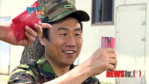 【서울=뉴시스】이예슬 기자 = MBC TV 예능프로그램 '무한도전'에서 정준하(41) 매니저로 주목받은 최코디(33·최종훈)가 tvN '롤러코스터2'의 '푸른거탑' 코너에서 연기자로 활약하고 있다.&nbsp; 최코디는 개그맨 박성호(38), 김재우(33) 등과 함께 비중있는 역할을 맡았다. 시청자들은 "롤러코스터에 최코디가 출연한다" "어쩐지 낯이 익더라"며 반기고 있다.&nbsp;&nbsp; '푸른거탑'은 군대를 경험한 사람과 잘 모르는 사람 모두가 공감할 수 있는 재미를 주고 있다. 방송 2회 만에 '롤코2'의 새로운 인기 코너로 부상 중이다.&nbsp; 제작진은 "예비역 남성들의 공감이 눈에 띈다. 시청자 게시판이나 작가 메일을 통해 소재를 제보하는 시청자들도 있다"고 전했다. 또 "남성 뿐 아니라 20~30대 여성들의 시청률이 높게 나타나고 있어 '곰신'(군대에 남자친구를 보낸 여성) 경험이 있는 여성들의 관심도 대단한 것으로 분석된다"고 밝혔다.&nbsp; 13일 밤 11시에는 신병의 군대 종교행사에 얽힌 에피소드를 그린다. 배고픈 신병 시절, 조금이라도 더 많은 간식을 주는 종교를 찾아 일요일마다 종교를 바꾼 이들이 적지 않다.&nbsp; ashley85@newsis.com&nbsp; 