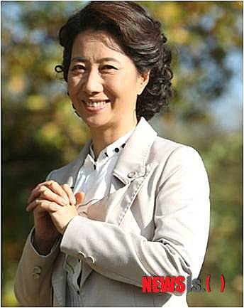 【서울=뉴시스】박영주 기자 = 탤런트 송옥숙(52)이 데뷔 20년 만에 소속사와 전속계약을 맺었다. gogogirl@newsis.com 