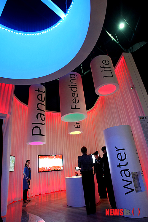 【여수=뉴시스】안현주 기자 = 2012 여수세계박람회(EXPO 2012 YEOSU KOREA) 개장 사흘째인 14일 전남 여수시 덕충동 박람회장 내 국제관 B동 이탈리아관에서 관람객들이 동작감지 영상을 감상하고 있다.&nbsp;&nbsp; ahj@newsis.com 