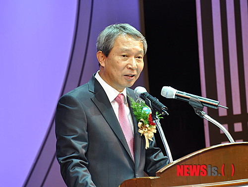 【포천=뉴시스】이종구 기자 = 대진대학교는 15일 경기도 포천 본교 체육관에서 개교 20주년 기념행사 ‘상생대진 2020’을 개최했다. 사진은 기념사하는 이근영 총장&nbsp; leejg@newsis.com