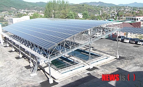 【양평=뉴시스】문영일 기자 = 경기 양평군이 7억여 원을 투자해 통합정수장 침전지에 구축한 태양광발전 설비이며, 이 태양광발전소는 연간 약 15만8000kwh의 전력을 생산한다. (사진=양평군청 제공)&nbsp;&nbsp; photo@newsis.com&nbsp;&nbsp; 
