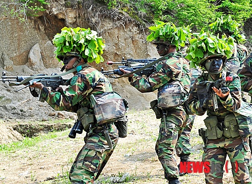 【괴산=뉴시스】강신욱 기자 = 16일 오후 충북 괴산군 학생군사학교에서 올해 처음 임관종합평가제도가 도입된 가운데 학사와 여군사관후보생들이 실전과 같은 전투훈련을 하고 있다. (사진=육군본부 제공) photo@newsis.com