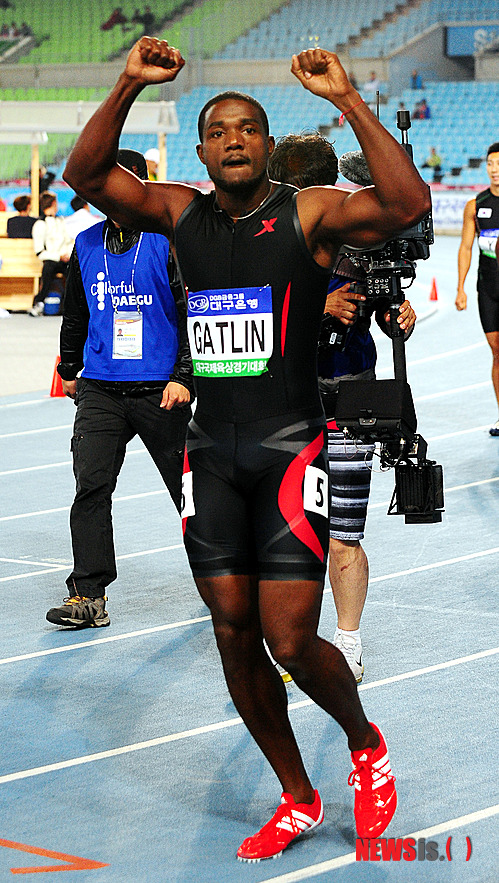 【대구=뉴시스】전신 기자 = 16일 오후 대구 수성구 대구스타디움에서 열린 2012대구국제육상경기대회 남자 100미터 경기에서 우승을 차지한 미국의 저스틴 개트린이 환호하고 있다.&nbsp; photo1006@newsis.com 