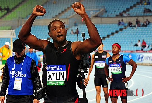 【대구=뉴시스】전신 기자 = 16일 오후 대구 수성구 대구스타디움에서 열린 2012대구국제육상경기대회 남자 100미터 경기에서 우승을 차지한 미국의 저스틴 개트린이 환호하고 있다.&nbsp; photo1006@newsis.com
