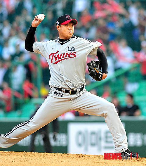 【인천=뉴시스】고범준 기자 = 17일 오후 인천 문학야구장에서 열린 2012 팔도 프로야구 SK 와이번스와 LG 트윈스의 경기에서 LG 선발 정재복이 역투하고 있다.&nbsp; bjko@newsis.com 