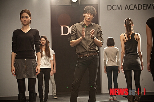 【서울=뉴시스】박영주 기자 = 코미디 영화 ‘차 형사’(감독 신태라)가 21일 성년의 날을 맞이해 강지환(35), 이수혁(24), 김영광(25), 신민철(26) 등 출연진과 함께 이벤트를 개최한다.&nbsp; 이들 배우는 서울 홍대, 이대, 명동, 동국대, 한양대 일대를 돌며 게릴라 어택을 벌인다. 즉석 ‘차형사’ 퀴즈 등을 통해 성년의날을 기념한 장미와 선물을 건넨다. 이날 오후 8시30분 CGV왕십리에서 열리는 미니 토크쇼 초대장도 나눠준다.&nbsp; 개그맨 변기수(33)가 진행하는 ‘오빠들에게 물어봐’ 토크쇼의 주제는 ‘스무살’이다. 스무살의 인생 고민, 스타일 고민, 연애 고민 등을 놓고 네 배우와 대화할 수 있다.&nbsp; 한편, ‘차형사’는 마성의 D라인을 가진 패션브레이커 ‘차형사’(강지환)가 ‘패션모델이 돼 런웨이에 잠입하라’는 미션을 받으면서 벌어지는 이야기다. 31일 개봉한다.&nbsp; gogogirl@newsis.com