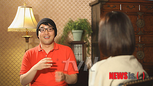 【서울=뉴시스】이재훈 기자 = 아시아인 처음으로 미국 폭스TV '아메리칸 아이돌' 톱9에 든 한희준(22)이 할리우스 스타 톰 크루즈(50), 브래드 피트(49)와 한솥밥을 먹는다.&nbsp; 18일 tvN '백지연의 피플인사이드'에서 크루즈와 피트가 소속된 미국 최대 기획사 CAA와 곧 계약을 맺을 예정이라고 밝혔다. 이미 시트콤과 영화 출연 제의를 많이 받고 있다고 알렸다.&nbsp; "(미국에 살던 시절) 공부도 못했고 다른 것도 안 되니까 열일곱 살 때부터 여러 행사 사회를 봤다"며 "고등학교 때 책가방에 책보다는 턱시도를 갖고 다니고…. 창피한 건 아니지만 그때 부모는 굉장히 속상해했다"고 회상했다.&nbsp; MBC TV 오디션 프로그램 '위대한 탄생'에 지원했다가 떨어진 일화도 공개했다. 당시 우울증을 앓고 있었다는 한희준은 미국으로 돌아가는 길에 '비행기가 추락했으면 좋겠다'는 생각까지 했다고 고백했다.&nbsp; '아메리칸 아이돌' 예선 당시 팔을 떠는 몸짓이 화제가 되기도 했다. "원래 버릇인데 사람들이 아주 좋아하더라"며 "아마도 사람들은 나를 그냥 웃기려고 나온 아이라고 생각했을 거다. 그런데 그에 비해 노래를 잘하니까 놀라더라. 그렇게 캐릭터가 완성되기 시작했다"고 전했다.&nbsp; 미국에서의 인기 비결은 한국의 정서다. "한국인 정서를 이용한 유머를 영어로 번역해 그대로 던졌다. 그러니까 친구들이 천재라고 하더라"면서 "예컨대 한국식 표현 중 하나인 얼굴이 작다는 말을 '유 헤드 소 스몰'이라고 말했는데 반응이 좋았다"며 웃었다.&nbsp; 한희준은 미국식 이름 대신 한국 이름을 고집하고 있다. 초등학교 때 미국으로 이민했으나 국적은 한국이다.&nbsp; realpaper7@newsis.com 