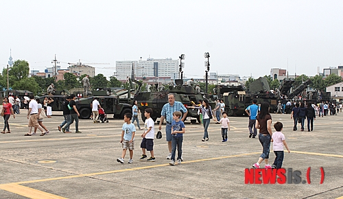 【대구=뉴시스】박광일 기자 = 19일 오후 부대 개방행사가 열린 대구 남구 캠프워커 미육군 대구기지사령부에서 시민들이 장갑차 등 미군 장비를 구경하고 있다. pgi0215@newsis.com