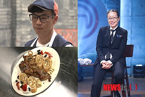 【서울=뉴시스】김정환 기자 = 케이블채널 올리브의 요리 서바이벌 오디션 '마스터 셰프 코리아'에서 벌어진 쓰레기통 음식 투척이 시비를 불렀다.&nbsp; 그러자 김소희 심사위원이 적극적으로 해명하고 나섰다.&nbsp; 18일 밤 10시부터 방송된 '마셰코' 본선 첫회에서 도전자 배동걸이 만든 미션음식이 김 심사위원에게 혹평을 받으며 쓰레기통으로 직행하면서 문제가 생겼다.&nbsp;&nbsp; "정성 들여 만든 음식을 도전자가 보는 앞에서 꼭 그렇게 버려야 했느냐"는 비판부터 "국내에도 결식아동이 있고, 아프리카와 북한에도 굶어죽는 사람들이 있는데…"라는 지적까지 나왔다. "창의성을 중시하는 오디션에서 가차없이 버릴 만한 음식이었다"는 옹호론도 있기는 하다.&nbsp; 김 위원은 "성장을 위한 따끔한 계기가 되길 바란다"고 밝혔다. "우승만큼 중요한 목표가 성장"이라며 "지독한 서바이벌 스트레스를 감수하고 자신의 수준을 끌어올리려는 도전자들이 좀 더 나아질 수 있도록 돕는 것이 심사위원으로서의 의무라고 생각한다. 자신의 틀을 깨게 하기 위해 때로는 가혹한 질책도 있는 것"이라고 강조했다.&nbsp; 이어 "조리 과정에서 한 가지 요리에 집중하라는 심사위원의 조언이 있었는데도 배동걸 도전자는 이를 듣지 않았다"면서 "뜨거운 요리와 함께 담은 생크림이 녹아내려 접시에 흥건하게 퍼졌고 먹기에 역겨울 정도였다"고 설명했다.&nbsp; "배동걸 도전자가 스스로 틀을 넘어서지 않으면 마스터셰프로서의 성장이 어려울 것 같아 따끔한 계기가 되길 바란다"는 마음이다.&nbsp; 김 위원은 "다행히 다음 미션에서는 배 도전자가 좋은 요리를 만들었다. 욕먹을 걸 각오하고 지적한 보람을 느꼈다"며 "도전자들에게서 나의 과거 모습을 본다. 그래서 더 깐깐하고 지독하게 대한다. 그들을 응원하기 때문이다"고 전했다.&nbsp;&nbsp; 김 위원은 오스트리아 빈을 중심으로 유럽에서 활약 중인 유명 셰프다.&nbsp; 한편, 이날 방송에서는 치열한 경쟁을 뚫고 올라온 톱15의 본격적인 서바이벌이 펼쳐졌다. 최고의 요리로는 윤아름의 '딸기 파닭', 최악의 요리로는 오종석의 '일본식 볶음 우동'이 선정됐다. 윤아름은 미션 면제와 더불어 탈락 미션 재료인 면을 배분하는 혜택을 얻은 반면, 오종석은 도전을 멈추게 됐다.&nbsp; '마셰코'는 대한민국의 '식문화 아이콘'이 될 아마추어 요리사를 찾는다.&nbsp; ace@newsis.com&nbsp;&nbsp;&nbsp; 