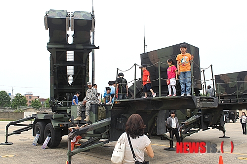 【대구=뉴시스】박광일 기자 = 19일 오후 부대 개방행사가 열린 대구 남구 캠프워커 미육군 대구기지사령부에서 어린이들이 미군 패트리어트 미사일 발사대에 올라 기념사진을 촬영하고 있다. pgi0215@newsis.com