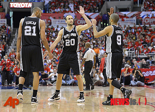 【로스앤젤레스=AP/뉴시스】샌안토니오 스퍼스의 팀 던컨(사진 맨 왼쪽)과 마누 지노빌리(사진 가운데), 토니 파커가 20일(한국시간) 캘리포니아주 로스앤젤레스의 스태플스 센터에서 벌어진 로스앤젤레스 클리퍼스와의 2011~2012 미국프로농구(NBA) 서부콘퍼런스 4강 플레이오프(7전4선승제) 3차전에서 96-86으로 승리한 뒤 하이파이브를 나누고 있다.