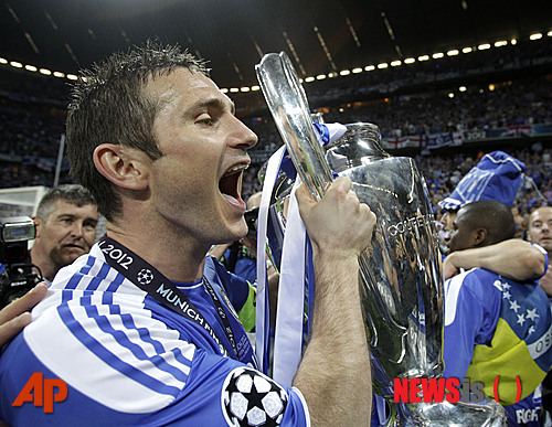【뮌헨=AP/뉴시스】프랭크 램파드(34·첼시)가 20일(한국시간) 독일 뮌헨의 알리안츠 아레나에서 열린 2011~2012 UEFA 챔피언스리그 바이에른 뮌헨과의 결승전에서 승리한 뒤 우승 트로피를 들고 기뻐하고 있다. 첼시의 디디에 드로그바(34)는 이날 극적인 1-1 무승부 뒤에 이어진 승부차기에서 우승을 확정짓는 마지막 골(4-3)을 성공시켰다.