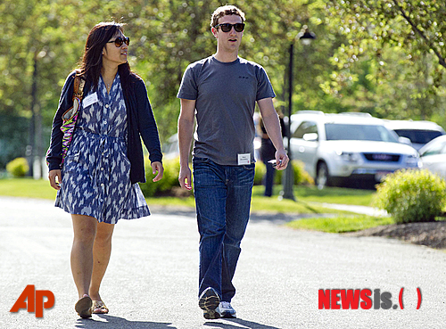 【선밸리(미 아이다호주)=AP/뉴시스】지난 2011년 7월9일 미국 아이다호주 선 밸리에서 열린 2011년 앨런 앤드 코(Allen and Co) 대회의 오전 세션에 참석하기 위해 페이스북 창업자이자 최고 경영자인 마크 주크버그(오른쪽)와 그의 여자친구인 프리실라 챈이 손을 잡고 걸어가고 있다. 지난 19일 이들 커플은 오랜 연애 끝에 팔로알토의 저택에서 결혼에 골인했다.