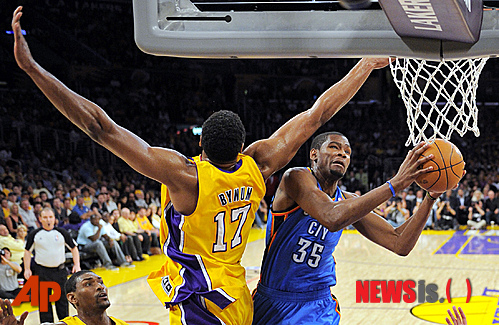 【로스앤젤레스=AP/뉴시스】오클라호마시티 선더의 케빈 듀란트(사진 오른쪽)가 20일(한국시간) 캘리포니아주 로스앤젤레스의 스태플스 센터에서 벌어진 로스앤젤레스 레이커스와의 2011~2012 미국프로농구(NBA) 서부콘퍼런스 4강 플레이오프(7전4선승제) 4차전에서 앤드류 바이넘을 피해 골밑슛을 시도하고 있다.