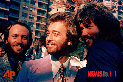 【서울=뉴시스】이재훈 기자 = 20일(현지시간) 결장암으로 사망한 로빈 깁(63)은 1960~70년대를 풍미한 영국 출신의 전설적인 록그룹 '비지스' 멤버다. 로빈을 비롯해 그의 쌍둥이 형제 모리스(1949~2003), 이들의 형 배리(66)로 구성됐다.&nbsp;&nbsp; 세 형제는 영국의 맨체스터에서 댄스 밴드를 매니지먼트하던 부친과 싱어인 모친 사이에서 태어났다. 1958년 부모를 따라 호주로 이민했다.&nbsp; 깁을 비롯해 음악적인 재능이 뛰어났던 형제들은 1956년 '브라더스 깁'의 첫 자를 딴 아마추어 록그룹 'BG스'를 결성, 시드니 중심으로 활동했다. 1962년 '비지스(Bee Gees)'로 이름을 고쳤다.&nbsp; 1963년 자신들이 작사·작곡한 싱글 '더 스리 키시스 오브 러브(The Three Kisses Of Love)'를 발표하며 프로 무대에 나섰다. 1966년 싱글 '스픽스 & 스펙스'가 히트하면서 호주 전역에 이름을 알렸다.&nbsp; 1967년 영국으로 건너가 드러머 콜린 피터슨과 기타리스트 빈스 멜러우니를 영입했다. 같은 해 레코드업계의 거물로 통하는 로버트 스틱우드의 지원으로 현지 데뷔 싱글 '뉴욕 미닝 디자스터(New York Mining Disaster), 1941'를 내놨다.&nbsp; 그해 여름 발표한 '투 러브 섬바디(To Love Somebody)'와 '홀리데이(Holiday)'는 영국뿐만 아니라 미국에서도 크게 히트했다. 이후 '매사추세츠(Massachusetts)', '아이브 가터 어 메시지 투 유(I've Gotta Gat A Message To You)', '아이 스타트드 어 조크(I Started a Joke)' 등이 잇따라 인기를 끌면서 세계적인 그룹이 됐다.&nbsp; 빠른 성공은 그러나 부작용을 동시에 불렀다. 음악적인 견해로 피터슨과 멜러우니가 연이어 탈퇴하면서 1969년 해체했다. 로빈은 이후 솔로, 베리와 모리스는 듀오로 활동했으나 예전의 인기에는 미치지 못했다.&nbsp; 그러다 깁 세 형제가 1970년대 말 '돈트 포켓 투 리멤버(Don't Forget To Remember)'를 발표하면서 다시 뭉쳤다. 서정적인 발라드를 들려주던 예전과 달리 '유 슈드 비 댄싱(You Should Be Dencing)', 영화 '토요일 밤의 열기' 삽입곡 '새터데이 나이트 피버' 등 댄스 음악을 발표하며 디스코의 창시자가 됐다. 이후 '하우 딥 이스 유어 러브' '스태잉 얼라이브' 등의 히트곡을 내면서 슈퍼스타로 군림했다.&nbsp;&nbsp; 1997년 '록&롤 명예의 전당'(Rock and Roll Hall of Fame)의 '공연자'(performers) 부문에 헌정됐다. 그래미 어워드에 총 16차례 후보에 올라 7차례 상을 탔다.&nbsp; 국내에서는 영화 '인정사정 볼 것 없다'(1999)에 '홀리데이'가 수록되며 젊은 세대 사이에서도 인지도를 높였다. 로빈은 2005년 솔로로 첫 내한공연을 열기도 했다.&nbsp; 로빈은 2010년 결장암 판정을 받은 뒤 복부 통증 등으로 몇 차례 입원했다. 올 초 암을 이겨낸 것으로 알려졌으나 다시 병세가 악화했다. 3월에 추가 수술을 받았고 지난달 혼수상태에 빠졌다 깨어나기도 했다. 타이타닉 호 침몰 100주년을 맞아 아들과 함께 첫 클래식 앨범 '타이타닉 레퀴엠'을 발표하고 공연을 열 예정이었나 모두 취소됐다.&nbsp; 앞서 모리스는 2003년 심장마비, 막냇동생 앤디는 1988년 코카인 중독으로 세상을 떠났다. 이에 따라 비지스는 맏형 배리만 남게 됐다. /realpaper7@newsis.com 