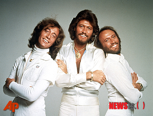 【서울=뉴시스】이재훈 기자 = 20일(현지시간) 결장암으로 사망한 로빈 깁(63)은 1960~70년대를 풍미한 영국 출신의 전설적인 록그룹 '비지스' 멤버다. 로빈을 비롯해 그의 쌍둥이 형제 모리스(1949~2003), 이들의 형 배리(66)로 구성됐다.&nbsp;&nbsp; 세 형제는 영국의 맨체스터에서 댄스 밴드를 매니지먼트하던 부친과 싱어인 모친 사이에서 태어났다. 1958년 부모를 따라 호주로 이민했다.&nbsp; 깁을 비롯해 음악적인 재능이 뛰어났던 형제들은 1956년 '브라더스 깁'의 첫 자를 딴 아마추어 록그룹 'BG스'를 결성, 시드니 중심으로 활동했다. 1962년 '비지스(Bee Gees)'로 이름을 고쳤다.&nbsp; 1963년 자신들이 작사·작곡한 싱글 '더 스리 키시스 오브 러브(The Three Kisses Of Love)'를 발표하며 프로 무대에 나섰다. 1966년 싱글 '스픽스 & 스펙스'가 히트하면서 호주 전역에 이름을 알렸다.&nbsp; 1967년 영국으로 건너가 드러머 콜린 피터슨과 기타리스트 빈스 멜러우니를 영입했다. 같은 해 레코드업계의 거물로 통하는 로버트 스틱우드의 지원으로 현지 데뷔 싱글 '뉴욕 미닝 디자스터(New York Mining Disaster), 1941'를 내놨다.&nbsp; 그해 여름 발표한 '투 러브 섬바디(To Love Somebody)'와 '홀리데이(Holiday)'는 영국뿐만 아니라 미국에서도 크게 히트했다. 이후 '매사추세츠(Massachusetts)', '아이브 가터 어 메시지 투 유(I've Gotta Gat A Message To You)', '아이 스타트드 어 조크(I Started a Joke)' 등이 잇따라 인기를 끌면서 세계적인 그룹이 됐다.&nbsp; 빠른 성공은 그러나 부작용을 동시에 불렀다. 음악적인 견해로 피터슨과 멜러우니가 연이어 탈퇴하면서 1969년 해체했다. 로빈은 이후 솔로, 베리와 모리스는 듀오로 활동했으나 예전의 인기에는 미치지 못했다.&nbsp; 그러다 깁 세 형제가 1970년대 말 '돈트 포켓 투 리멤버(Don't Forget To Remember)'를 발표하면서 다시 뭉쳤다. 서정적인 발라드를 들려주던 예전과 달리 '유 슈드 비 댄싱(You Should Be Dencing)', 영화 '토요일 밤의 열기' 삽입곡 '새터데이 나이트 피버' 등 댄스 음악을 발표하며 디스코의 창시자가 됐다. 이후 '하우 딥 이스 유어 러브' '스태잉 얼라이브' 등의 히트곡을 내면서 슈퍼스타로 군림했다.&nbsp;&nbsp; 1997년 '록&롤 명예의 전당'(Rock and Roll Hall of Fame)의 '공연자'(performers) 부문에 헌정됐다. 그래미 어워드에 총 16차례 후보에 올라 7차례 상을 탔다.&nbsp; 국내에서는 영화 '인정사정 볼 것 없다'(1999)에 '홀리데이'가 수록되며 젊은 세대 사이에서도 인지도를 높였다. 로빈은 2005년 솔로로 첫 내한공연을 열기도 했다.&nbsp; 로빈은 2010년 결장암 판정을 받은 뒤 복부 통증 등으로 몇 차례 입원했다. 올 초 암을 이겨낸 것으로 알려졌으나 다시 병세가 악화했다. 3월에 추가 수술을 받았고 지난달 혼수상태에 빠졌다 깨어나기도 했다. 타이타닉 호 침몰 100주년을 맞아 아들과 함께 첫 클래식 앨범 '타이타닉 레퀴엠'을 발표하고 공연을 열 예정이었나 모두 취소됐다.&nbsp; 앞서 모리스는 2003년 심장마비, 막냇동생 앤디는 1988년 코카인 중독으로 세상을 떠났다. 이에 따라 비지스는 맏형 배리만 남게 됐다. /realpaper7@newsis.com 