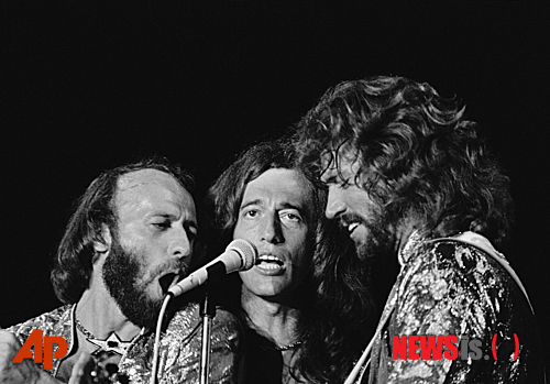 【서울=뉴시스】이재훈 기자 = 20일(현지시간) 결장암으로 사망한 로빈 깁(63)은 1960~70년대를 풍미한 영국 출신의 전설적인 록그룹 '비지스' 멤버다. 로빈을 비롯해 그의 쌍둥이 형제 모리스(1949~2003), 이들의 형 배리(66)로 구성됐다.&nbsp;&nbsp; 세 형제는 영국의 맨체스터에서 댄스 밴드를 매니지먼트하던 부친과 싱어인 모친 사이에서 태어났다. 1958년 부모를 따라 호주로 이민했다.&nbsp; 깁을 비롯해 음악적인 재능이 뛰어났던 형제들은 1956년 '브라더스 깁'의 첫 자를 딴 아마추어 록그룹 'BG스'를 결성, 시드니 중심으로 활동했다. 1962년 '비지스(Bee Gees)'로 이름을 고쳤다.&nbsp; 1963년 자신들이 작사·작곡한 싱글 '더 스리 키시스 오브 러브(The Three Kisses Of Love)'를 발표하며 프로 무대에 나섰다. 1966년 싱글 '스픽스 & 스펙스'가 히트하면서 호주 전역에 이름을 알렸다.&nbsp; 1967년 영국으로 건너가 드러머 콜린 피터슨과 기타리스트 빈스 멜러우니를 영입했다. 같은 해 레코드업계의 거물로 통하는 로버트 스틱우드의 지원으로 현지 데뷔 싱글 '뉴욕 미닝 디자스터(New York Mining Disaster), 1941'를 내놨다.&nbsp; 그해 여름 발표한 '투 러브 섬바디(To Love Somebody)'와 '홀리데이(Holiday)'는 영국뿐만 아니라 미국에서도 크게 히트했다. 이후 '매사추세츠(Massachusetts)', '아이브 가터 어 메시지 투 유(I've Gotta Gat A Message To You)', '아이 스타트드 어 조크(I Started a Joke)' 등이 잇따라 인기를 끌면서 세계적인 그룹이 됐다.&nbsp; 빠른 성공은 그러나 부작용을 동시에 불렀다. 음악적인 견해로 피터슨과 멜러우니가 연이어 탈퇴하면서 1969년 해체했다. 로빈은 이후 솔로, 베리와 모리스는 듀오로 활동했으나 예전의 인기에는 미치지 못했다.&nbsp; 그러다 깁 세 형제가 1970년대 말 '돈트 포켓 투 리멤버(Don't Forget To Remember)'를 발표하면서 다시 뭉쳤다. 서정적인 발라드를 들려주던 예전과 달리 '유 슈드 비 댄싱(You Should Be Dencing)', 영화 '토요일 밤의 열기' 삽입곡 '새터데이 나이트 피버' 등 댄스 음악을 발표하며 디스코의 창시자가 됐다. 이후 '하우 딥 이스 유어 러브' '스태잉 얼라이브' 등의 히트곡을 내면서 슈퍼스타로 군림했다.&nbsp;&nbsp; 1997년 '록&롤 명예의 전당'(Rock and Roll Hall of Fame)의 '공연자'(performers) 부문에 헌정됐다. 그래미 어워드에 총 16차례 후보에 올라 7차례 상을 탔다.&nbsp; 국내에서는 영화 '인정사정 볼 것 없다'(1999)에 '홀리데이'가 수록되며 젊은 세대 사이에서도 인지도를 높였다. 로빈은 2005년 솔로로 첫 내한공연을 열기도 했다.&nbsp; 로빈은 2010년 결장암 판정을 받은 뒤 복부 통증 등으로 몇 차례 입원했다. 올 초 암을 이겨낸 것으로 알려졌으나 다시 병세가 악화했다. 3월에 추가 수술을 받았고 지난달 혼수상태에 빠졌다 깨어나기도 했다. 타이타닉 호 침몰 100주년을 맞아 아들과 함께 첫 클래식 앨범 '타이타닉 레퀴엠'을 발표하고 공연을 열 예정이었나 모두 취소됐다.&nbsp; 앞서 모리스는 2003년 심장마비, 막냇동생 앤디는 1988년 코카인 중독으로 세상을 떠났다. 이에 따라 비지스는 맏형 배리만 남게 됐다. /realpaper7@newsis.com 