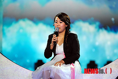 【서울=뉴시스】박영주 기자 = SBS TV ‘일요일이 좋다-서바이벌 오디션 K팝스타’ 우승자 박지민(15)이 심사위원 박진영(40)이 소속된 JYP엔터테인먼트로 간다.&nbsp; SBS는 21일 “박지민이 최근 JYP와 전속계약을 체결했으며, 가까운 시일 내에 데뷔 앨범을 준비한다. SM, YG, JYP 등 세 기획사는 초대 우승자의 성공적인 데뷔와 가수 활동이 그 무엇보다 중요하다는 인식하에 박지민 측과 함께 진로에 대해 긴밀히 협의해왔다. 박지민이 지향하는 음악적 색깔 등을 고려해 최종적으로 JYP를 통한 데뷔가 결정됐다”고 전했다.&nbsp; 박지민은 “이름만 들어도 설레는 세 회사 중 한 곳에 들어가게 된 것이 꿈만 같다”면서 “박진영 심사위원의 꼼꼼한 지도를 계속 받을 수 있게 돼서 기쁘고, 이를 통해 지금까지 보여준 것보다 훨씬 발전된 모습을 보여주도록 열심히 배우겠다”고 밝혔다.&nbsp; SBS 관계자는 “이하이, 백아연을 포함한 톱10은 물론 이전에 탈락한 참가자들에게까지 수많은 러브콜이 들어오고 있다”면서 “역대 어느 오디션보다 훨씬 많은 스타를 배출해 낼 것이며 조만간 좋은 소식을 많이 알리게 될 것”이라고 말했다.&nbsp;&nbsp;&nbsp; 한편 ‘K팝스타’는 올해 11월 중 방송을 목표로 시즌2 제작을 준비하고 있다. 6월 초부터 1차 접수를 시작한다는 계획이다.&nbsp;&nbsp; gogogirl@newsis.com