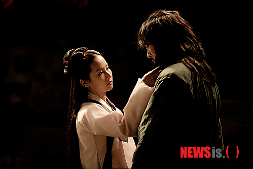 【서울=뉴시스】박영주 기자 = 가수 서영은(39)이 부른 영화 ‘후궁: 제왕의 첩’ OST ‘꽃이 진다’ 뮤직비디오가 공개됐다.&nbsp; 조여정(31), 김동욱(29), 김민준(36)의 ‘후궁: 제왕의 첩’ 뮤직비디오는 세 남녀의 엇갈린 사랑을 드라마로 담았다. 드라마 ‘첫사랑’과 ‘눈사람’, ‘49일’ 등 수많은 OST에 참여한 서영은의 목소리가 영화의 슬픈 정서를 도드라지게 한다.&nbsp; ‘꽃이 진다’는 박정현(36), 휘성(30), ‘빅마마’, 거미(31) 등 가수들의 앨범 타이틀곡을 작곡한 이현정 작곡가와 ‘신화’, 린(31), 신혜성(33), ‘빅뱅’ 등의 앨범에서 작사, 작곡을 맡아 온 전승우 작사가가 만들었다.&nbsp; 뮤직비디오는 하이라이트로 편집된 짧은 버전으로 21일부터 각 뮤직사이트 채널에서 음원 공개와 함께 전곡으로 이뤄진 풀 버전을 선보인다. 또 음원 공개를 기념하는 이벤트를 벌여 ‘후궁: 제왕의 첩’ 시사회에 초대한다. 영화는 6월6일 개봉한다.&nbsp; gogogirl@newsis.com