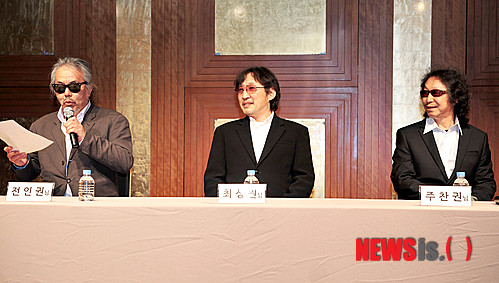 【서울=뉴시스】박문호 기자 = 21일 오후 서울 강남구 대치동 마리아카라스홀에서 (왼쪽부터)보컬 전인권, 베이시스트 최성원, 드러머 주찬권의 그룹 들국화 재결성 기자회견을 갖고 있다.&nbsp; go2@newsis.com 