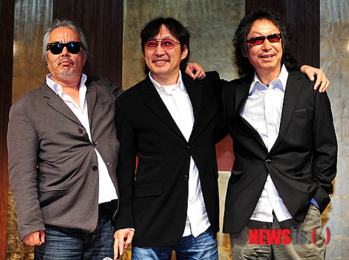 【서울=뉴시스】박문호 기자 = 21일 오후 서울 강남구 대치동 마리아카라스홀에서 (왼쪽부터)보컬 전인권, 베이시스트 최성원, 드러머 주찬권이 그룹 들국화 재결성을 선언하며 어깨동무를 하고 있다.&nbsp; go2@newsis.com 