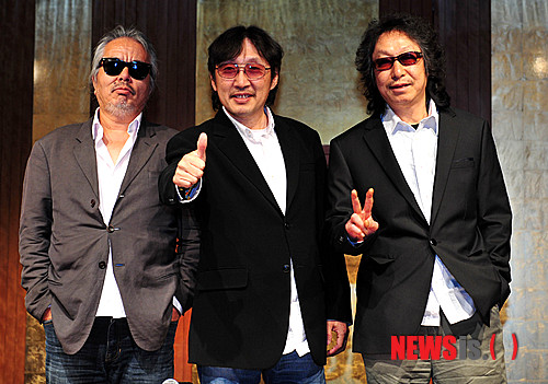 【서울=뉴시스】박문호 기자 = 보컬 전인권이 21일 오후 서울 강남구 대치동 마리아카라스홀에서 열린 그룹 들국화 재결성 기자회견에서 보컬 전인권, 베이시스트 최성원, 드러머 주찬권이 포즈를 취하고 있다.&nbsp; go2@newsis.com 