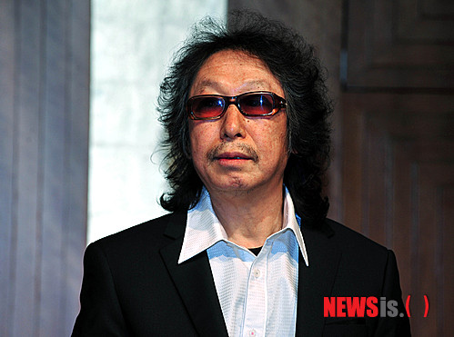 【서울=뉴시스】박문호 기자 = 드러머 주찬권이 21일 오후 서울 강남구 대치동 마리아카라스홀에서 열린 그룹 들국화 재결성 기자회견에서 소감을 말하고 있다.&nbsp; go2@newsis.com 