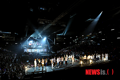 【서울=뉴시스】이예슬 기자 = K팝 스타들이 미국 로스앤젤레스를 뜨겁게 달궜다.&nbsp; 20일 오후 7시 LA 애너하임 혼다센터에서 열린 'MBC 코리안 뮤직 웨이브 인 LA' 공연에 1만5000여명의 운집했다.&nbsp; 공연 시작 6시간 전부터 길게 줄을 선 현지 팬들은 오프닝 무대인 그룹 '샤이니'의 '루시퍼'에 열광했다. 청중은 '소녀시대', '동방신기', '슈퍼주니어', '에프엑스', 보아(26)의 카리스마 넘치는 화려한 무대에 환호했다.&nbsp; 공연을 주최한 MBC와 SM엔터테인먼트는 기획 단계에서부터 기존의 한류 콘서트와는 다른 초대형 프로젝트를 준비했다. 한층 업그레이드된 무대 구성과 연출, 레퍼토리는 물론 새로운 컬래버레이션 무대로K팝 공연의 진수를 보여줬다.&nbsp; 애너하임혼다센터는 최고의 음향시설과 최적의 동선이 돋보인 무대 세팅으로 가수와 객석의 거리를 좁히면서 집중도를 높였다. 공연장을 찾은 미국 팬들은 "100% 오감을 만족시킨 최고의 공연이었다"는 찬사를 아끼지 않았다.&nbsp; 소녀시대의 티파니(23)와 태연(23), 슈퍼주니어의 이특(29)이 진행한 콘서트는 'MBC 코리안 뮤직 웨이브 인 LA-SM타운 스페셜'로 방송될 예정이다.&nbsp; ashley85@newsis.com