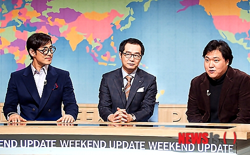 【서울=뉴시스】이예슬 기자 = tvN 'SNL 코리아' 시즌2의 첫 생방송을 앞두고 장진(41) 감독의 코너 '위켄드 업데이트'가 궁금중을 자아내고 있다. 지난 시즌 정곡을 찌르는 멘트로 시청자들의 속을 시원하게 만들며 주목받은 코너다. 이번 시즌 풍자의 강도, 첫 회에서 어떤 이슈를 다룰는지 등이 관심사다. '위켄드 업데이트'는 한주간의 정치, 경제 등 사회 전반의 핫 이슈를 색다른 각도로 짚는다. 대본은 물론 진행까지 장 감독이 한다. 이번 시즌에서도 사회의 이목을 집중시킨 이슈라면 어떤 것이든 관계없이 다룰 예정이다. 'SNL 코리아'는 지난 시즌보다 배 이상 높은 수위와 풍자를 예고한 상태다. 누리꾼들은 '희망 소재'에 대한 건의와 추측까지 쏟아내고 있다. 프로그램 게시판과 SNS 등에는 "너무 오래 기다렸다. 그동안 쌓아놓은 수많은 이슈 중 무엇이 장진 감독의 레이더에 포착될 지 기대된다", "저희가 지켜드릴게요, 걱정 말고 지르세요" 등의 글이 올라오고 있다. 제작진은 "어디까지나 풍자는 풍자일 뿐, 너무 심각하게 받아들이지 않았으면 좋겠다"며 "'SNL 코리아'는 풍자 뿐 아니라 다양한 유머 코드가 담긴 어른들을 위한 생방송 TV 쇼"라고 전했다. 26일 밤 10시30분 첫 회에서는 탤런트 오지호(36)가 코믹 연기에 도전한다. 다양한 소재의 콩트에 적극적으로 참여해 슬랩스틱 몸개그는 물론 각종 말장난까지 선보인다. ashley85@newsis.com