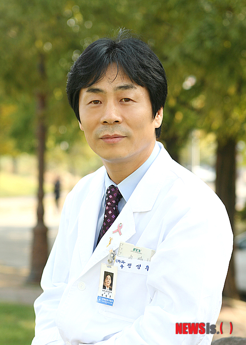 【전주=뉴시스】권철암 기자 = 22일 전북대학교병원 이사회는 차기 병원장 임용 후보 1순위로 정성후(54·사진) 유방갑상선외과 교수를 선출했다고 밝혔다. 전북대병원은 정 교수와 2순위 후보인 조남천 교수(안과)를 차기 대학병원장 임용후보자로 추천할 예정이다. (사진=전북대학교병원 제공) photo@newsis.com