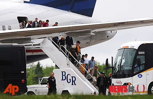 【뱅고어=AP/뉴시스】22일(현지시간) 미국 메인주 뱅고어 국제공항에서 승객들이 파리발 미국 노스캐롤라이나주 샬럿행 US 에어웨이즈 787 여객기에서 내리고 있다. 미 당국은 기내에 타고 있던 한 프랑스 승객이 자신의 몸 속에 폭탄 장치를 이식하는 수술을 받았다는 메모를 승무원에게 건내는 소동을 벌여 여객기의 목적지를 제3의 장소로 변경했다고 전했다.