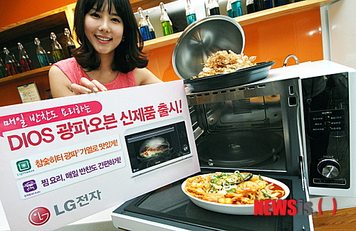 【서울=뉴시스】= LG전자는 한국인의 식습관에 특화된 '디오스 광파오븐' 신제품을 이달 출시해 국내 복합전기오븐 시장을 적극 공략한다고 23일 밝혔다. 광파오븐 신제품(모델명: MJ922SWC)은 매일 반찬 기능을 탑재한 것이 특징이다. 매일 반찬 기능은 메뉴를 선택하면 잡채, 동그랑땡 등 손이 많이 가는 반찬을 자동으로 요리해준다. 가격은 41만 9000원. (사진=LG전자 제공)&nbsp; photo@newsis.com 
