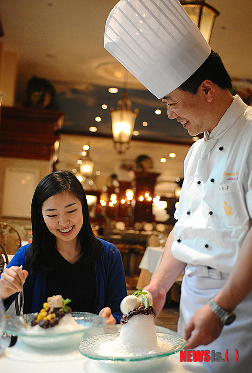 【서울=뉴시스】김정환 기자 = 이제 우리나라는 사계절을 가진 국가가 아니다. 긴 여름과 긴 겨울 그리고 두 번의 짧은 환절기가 있을 뿐이다. 예년보다 일찍 찾아온 여름에 쾌재를 부르는 것은 음식장사다. 그 중에서도 한 숟가락만 입에 넣어도 더위를 쫓아버릴 수 있는 빙수는 벌써부터 대목을 맞았다. 기왕 먹을 빙수, 좀 더 맛있고 영양만점으로 접하고 싶은 남녀를 겨냥해 특급호텔들이 다양한 빙수들을 선보이고 있다.&nbsp;&nbsp; ace@newsis.com