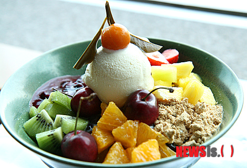 【서울=뉴시스】김정환 기자 = 이제 우리나라는 사계절을 가진 국가가 아니다. 긴 여름과 긴 겨울 그리고 두 번의 짧은 환절기가 있을 뿐이다. 예년보다 일찍 찾아온 여름에 쾌재를 부르는 것은 음식장사다. 그 중에서도 한 숟가락만 입에 넣어도 더위를 쫓아버릴 수 있는 빙수는 벌써부터 대목을 맞았다. 기왕 먹을 빙수, 좀 더 맛있고 영양만점으로 접하고 싶은 남녀를 겨냥해 특급호텔들이 다양한 빙수들을 선보이고 있다.&nbsp;&nbsp; ace@newsis.com