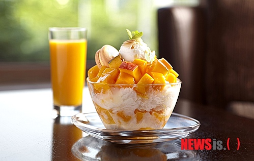 【서울=뉴시스】김정환 기자 = 이제 우리나라는 사계절을 가진 국가가 아니다. 긴 여름과 긴 겨울 그리고 두 번의 짧은 환절기가 있을 뿐이다. 예년보다 일찍 찾아온 여름에 쾌재를 부르는 것은 음식장사다. 그 중에서도 한 숟가락만 입에 넣어도 더위를 쫓아버릴 수 있는 빙수는 벌써부터 대목을 맞았다. 기왕 먹을 빙수, 좀 더 맛있고 영양만점으로 접하고 싶은 남녀를 겨냥해 특급호텔들이 다양한 빙수들을 선보이고 있다.&nbsp;&nbsp; ace@newsis.com