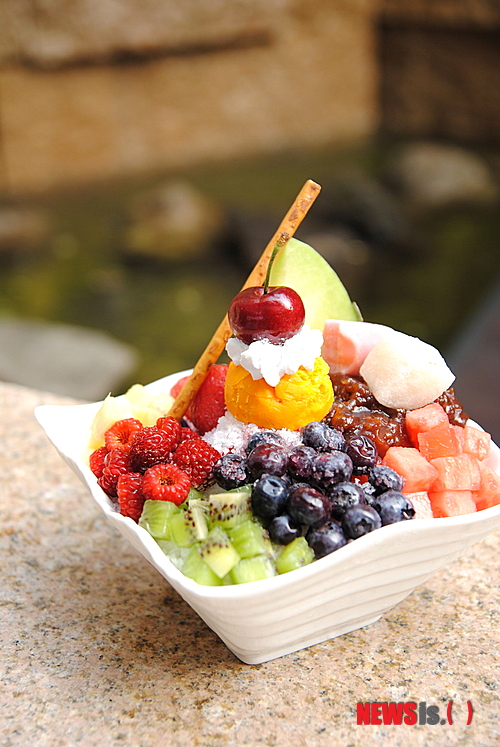 【서울=뉴시스】김정환 기자 = 이제 우리나라는 사계절을 가진 국가가 아니다. 긴 여름과 긴 겨울 그리고 두 번의 짧은 환절기가 있을 뿐이다. 예년보다 일찍 찾아온 여름에 쾌재를 부르는 것은 음식장사다. 그 중에서도 한 숟가락만 입에 넣어도 더위를 쫓아버릴 수 있는 빙수는 벌써부터 대목을 맞았다. 기왕 먹을 빙수, 좀 더 맛있고 영양만점으로 접하고 싶은 남녀를 겨냥해 특급호텔들이 다양한 빙수들을 선보이고 있다.&nbsp;&nbsp; ace@newsis.com