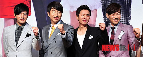 【서울=뉴시스】조종원 기자 = 23일 오후 서울 강남구 논현동 파티오나인에서 열린 SBS TV 드라마 '신사의 품격' 제작발표회에서 배우 장동건, 김수로, 김민종, 이종혁이 포토타임을 갖고 있다. SBS 드라마 '신사의 품격'은 사랑과 이별 성공과 좌절을 경험하고 세상 어떤 일에도 미혹되지 않는 불혹을 넘긴 꽃중년 남자 4명이 그려내는 로맨틱 미중년 드라마로 오는 26일 첫 방송 된다. (사진=SBS 제공) choswat@newsis.com