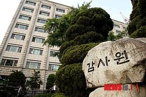 【서울=뉴시스】김경목 기자 = 감사원 특별조사국 감사반원들의 도를 넘는 폭력적 감찰로 한 가정이 파탄났다는 어느 피감기관 공무원의 울부짖음이 충격적이다. 6급 공무원인 A(51)씨는 지난해 7월 초순께부터 올 4월까지 9개월간 감사원 특별조사국 감사반원들로부터 감찰을 받았다. 사진은 지난 24일 감사원 본청의 모습.&nbsp; photo31@newsis.com 