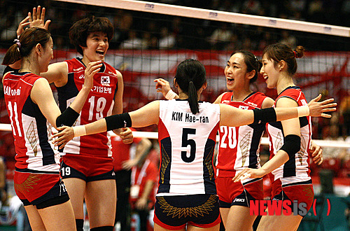 【도쿄(일본)=뉴시스】조종원 기자 = 27일 일본 도쿄 매트로 폴리탄 체육관에서 열린 2012 런던올림픽 여자배구 한국 vs 페루 예선경기에 승리하면서 런던올림픽에 진출한 한국 선수들이 환호하고 있다. (사진=스포츠포커스 제공) photo@newsis.com