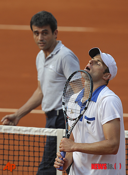 【파리=AP/뉴시스】세계랭킹 33위 앤디 로딕(30·미국)은 28일(한국시간) 프랑스 파리의 스타드 롤랑가로에서 열린 테니스 메이저대회 프랑스오픈 남자 단식 1회전에서 세계랭킹 89위 니콜라스 마후(30·프랑스)에 1-3(6-3 6-3 4-6 6-2)로 져 1회전에서 탈락했다. 로딕이 마후와 경기하던 도중 아쉬워하고 있다.