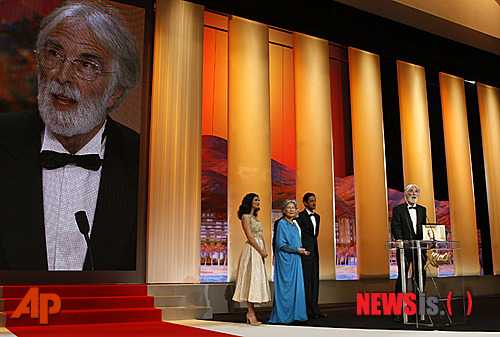 【서울=뉴시스】김정환 기자 = 오스트리아의 거장 미하엘 하네케(70) 감독의 '아무르'가 한국에서도 호응을 얻고 있다.  19일 개봉한 '아무르'는 다양성 영화 중 최단 기간인 11일 만에 누적관객 2만명을 돌파했다.   '아무르'는 올해 5월 제65회 칸 국제영화제에서 최고상인 황금종려상을 차지했고, 시사주간 '타임'과 뉴욕타임스의 '올해 최고의 영화'로 선정됐다. 또 내년 1월 제70회 골든글로브와 2월 제85회 아카데미에서 외국어영화상을 받을 것이 유력시 되고 있는 명작이다.  '아무르'는 개봉일 전국 6개관에서 11회 상영되면서 1318명(영화진흥위원회 통합전산망 기준)을 들이며 초라하게 출발했지만 입소문을 타고 관객이 몰리면서 상영관과 상영횟수가 점점 늘어나 30일에는 27개관에서 44회 상영되며 2020명을 모을 정도로 이름 값을 하고 있다. 개봉 이후 누적 관객은 2만2430명으로 불어났다.  특히 '반지의 제왕' 시리즈의 성공을 업은 할리우드 판타지 블록버스터 '호빗: 뜻밖의 여정'(감독 피터 잭슨), 명작 뮤지컬에 휴 잭맨(44) 앤 해서웨이(30) 러셀 크로(48) 아만다 사이프리드(27) 등 호화 캐스팅까지 더한 뮤지컬 영화 '레 미제라블'(감독 톰 후퍼), 정준호(42) 김민정(30)의 인기 코미디 시리즈 '가문의 영광5: 가문의 귀환'(감독 정용기), 고수(34) 한효주(25)의 멜로 '반창꼬'(감독 정기훈), 설경구(44) 손예진(30) 김상경(40)의 재난 휴먼 블록버스터 '타워'(감독 김지훈) 등 국내외 대작들이 스크린을 나눠 먹는 상황에서도 '아무르'는 개봉 6일 만인 24일 누적 관객 1만1151명으로 다양성영화의 흥행 척도로 여겨지는 1만명을 돌파하며 입증된 작품성에 이어 흥행성마저 과시했다.  '아무르'가 30일까지 모은 2만2430명은 올해 개봉관수 30개 미만 외화 중 최다 누적 관객(6만4867명)을 기록 중인 캐나다 영화 '우리도 사랑일까'(감독사라 폴리), 한국영화와 외화를 망라해 개봉관수 30개 미만 다양성영화 중 최다 관객(7만3524명)을 기록한 다큐멘터리 영화 '두 개의 문'(감독 김일란·홍지유)이 1만명을 돌파하는 데 걸린 7일과 8일, 2만명을 돌파하는 데 걸린 12일과 14일을 앞질렀다는 점에서 주목할 만하다.  특히 '아무르'를 상영 중인 서울 광화문 씨네큐브의 경우 25일 크리스마스에는 총 5회 중 3회가 매진될 정도로 열기를 보이기도 했다.  씨네큐브는 "주말에 매진 행렬이 이어지고 평일에도 조조와 낮 관객이 다른 영화에 비해 월등히 많다, 노년층, 중장년층에서 대학생에 이르기까지 다양한 연령대와 부부, 가족, 연인 등 다양한 관객층이 골고루 찾고 있다. 영화가 끝나고 크레디트가 모두 올라간 뒤에도 벅찬 감동과 여운을 추스르느라 한참동안 자리를 뜨지 못하는 관객들이 유독 많은 것도 이 영화의 특징이다"고 전했다.  수입 배급사 티캐스트는 "'아무르'의 흥행을 가능케 한 요소로는 세계적 배우 니콜 키드먼과 이완 맥그리거, 국내 대표 감독인 박찬욱 감독 등도 극찬한 미카엘 하네케의 우아하고 정교한 연출과 장 루이 트린트냥, 엠마누엘 리바 등 80대 노배우들의 명연기, 칸 영화제 등에서 입증된 탁월한 작품성, 영화를 본 관객들이 일제히 '아무르'에 담긴 사랑과 죽음에 대한 깊은 성찰에 공감과 지지를 보내고 있다는 점을 들 수 있다"고 분석했다.  ace@newsis.com