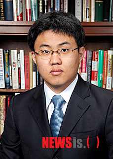 【서울=뉴시스】김영욱 기자 = 28일한국 유학생으로는 처음으로 하버드대 경제학과 진권용씨가 학부 전체 수석 졸업의 영광을 차지해 화제다. (사진=하버드대) photo@newsis.com